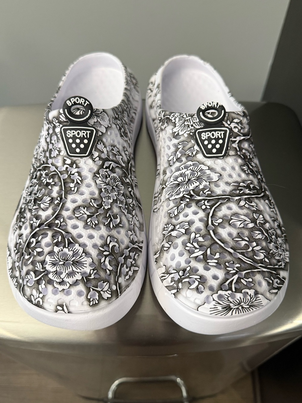 Women’s Sport summer black/white floral garden clogs size 10/11 - Croc style